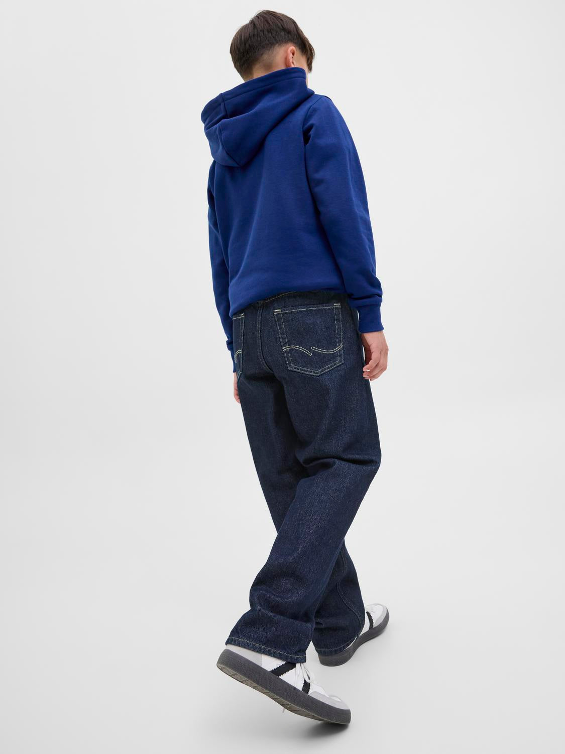 model_shot-creative